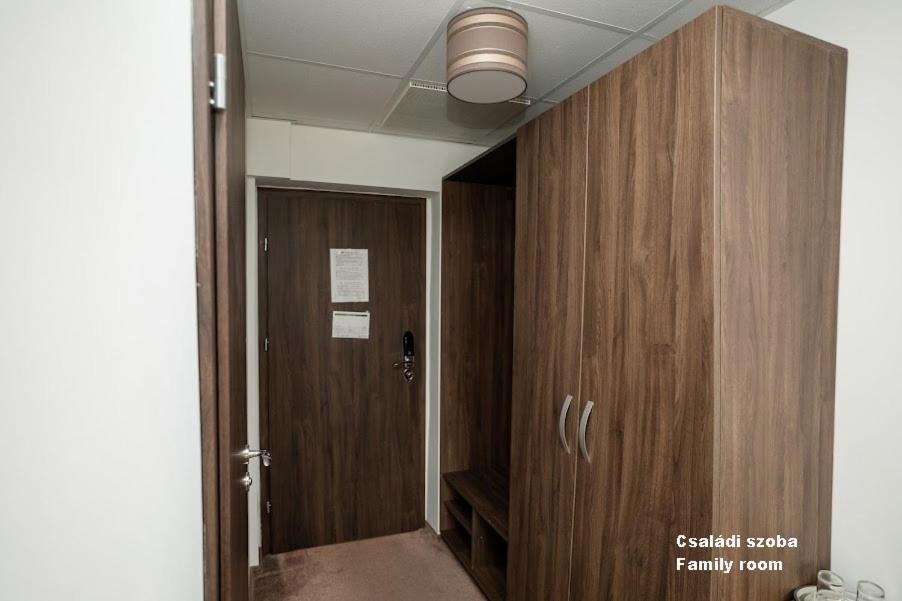 Nyíregyháza Hotel Irisz מראה חיצוני תמונה