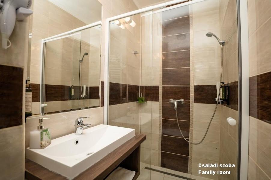Nyíregyháza Hotel Irisz מראה חיצוני תמונה